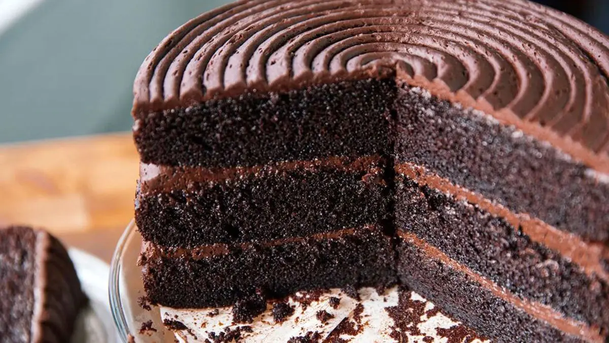 فیلم طرز تهیه کیک شکلاتی با سس شکلات خانگی