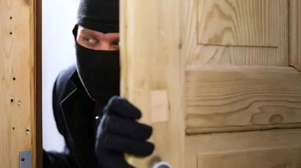 فیلم خنده دار از پت و مت بازی دزدان در صحنه های سرقت 