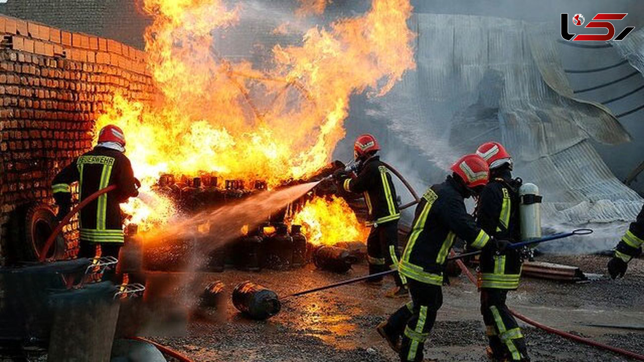 آتش سوزی در کارخانه تولید و انبار پوشال قم