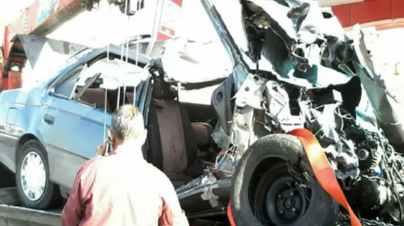 پژو 405 زیر تریلی رفت / 2 کشته و مصدوم در محور جهرم - لار+عکس