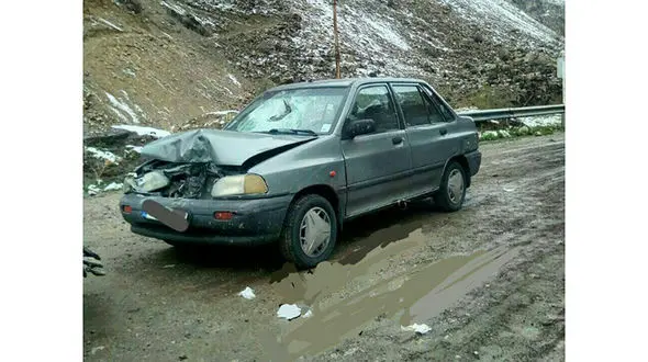 ریزش کوه در جاده هراز / دو زن در پراید با سنگ ها تصادف کردند+ عکس