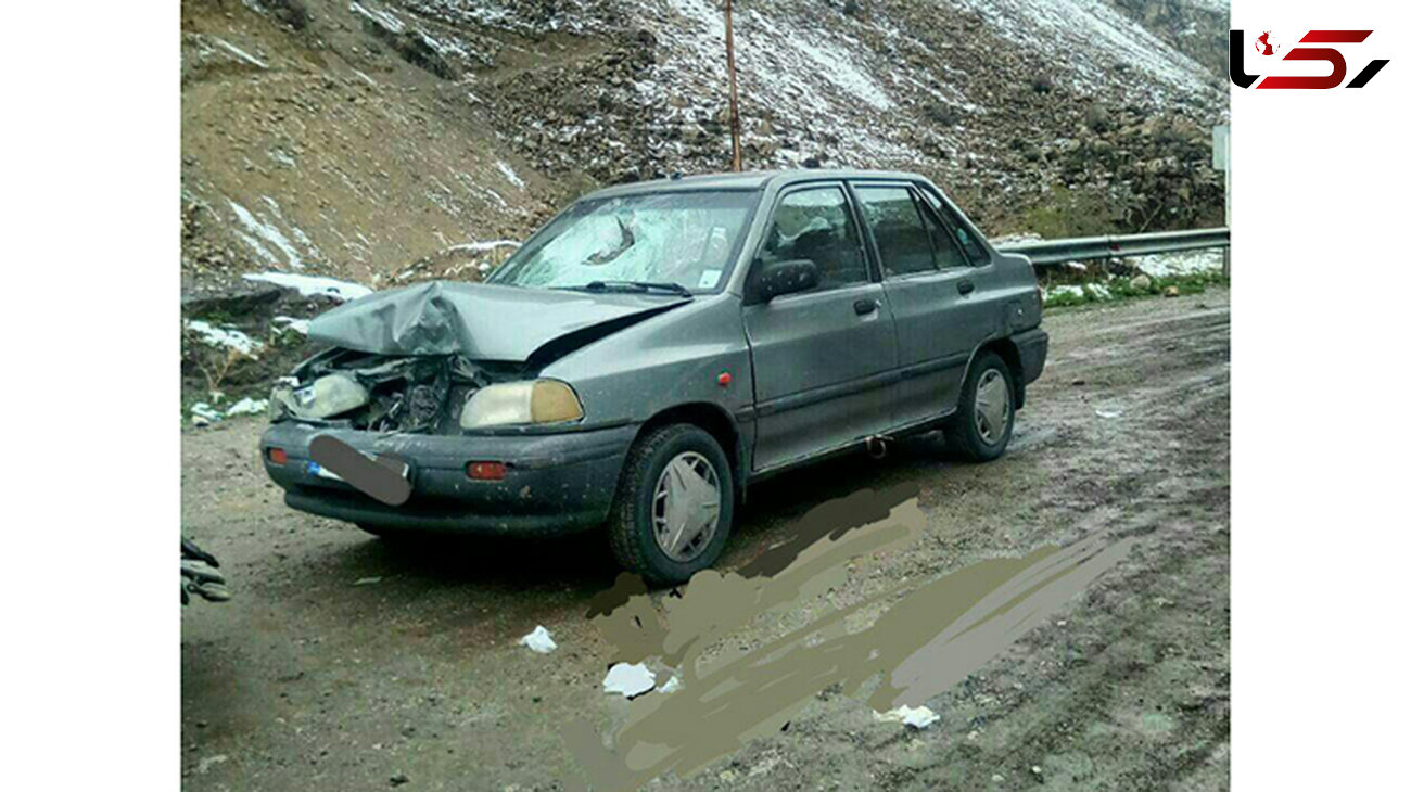 ریزش کوه در جاده هراز / دو زن در پراید با سنگ ها تصادف کردند+ عکس