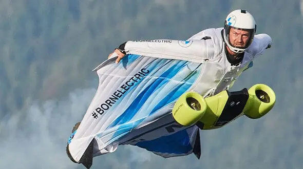 با لباس پرنده BMW با سرعت 300 کیلومتر پرواز کنید!+ فیلم