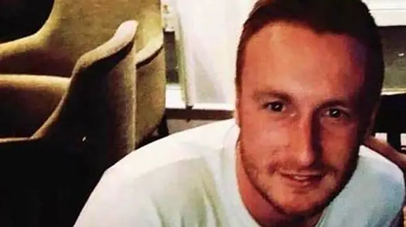 بلای عجیبی که دوستان یک سرباز فراموشکار سر وی آوردند+ تصاویر
