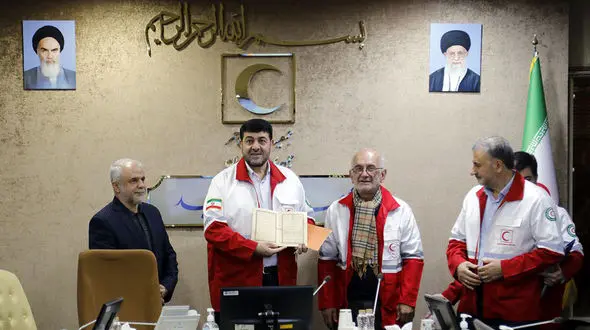 فیلم هدیه 700 میلیارد تومانی اسدالله رضازاده رودسری به هلال احمر / اقدام انساندوستانه مرد نیکوکار را ببینید