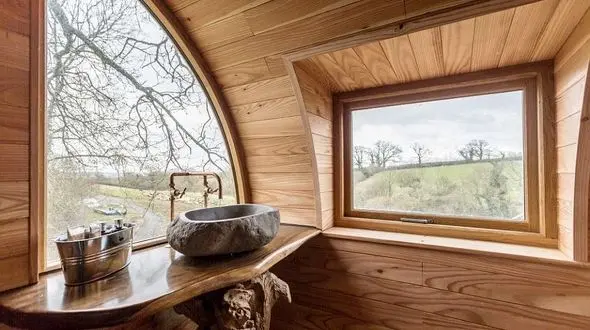 لوکس ترین کلبه چوبی در تنه یک درخت+ تصاویر