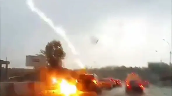 ببینید/ لحظه هولناک برخورد شدید صاعقه هنگام رعد و برق به یک شاسی بلند + فیلم