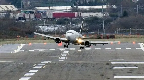 وحشت مسافران از رقص هواپیما درباند فرودگاه +تصاویر