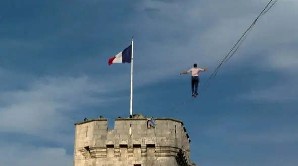 فیلم از رکوردشکنی  راه رفتن روی طناب / این مرد در ارتفاع ۵۰ متری چه کرد؟