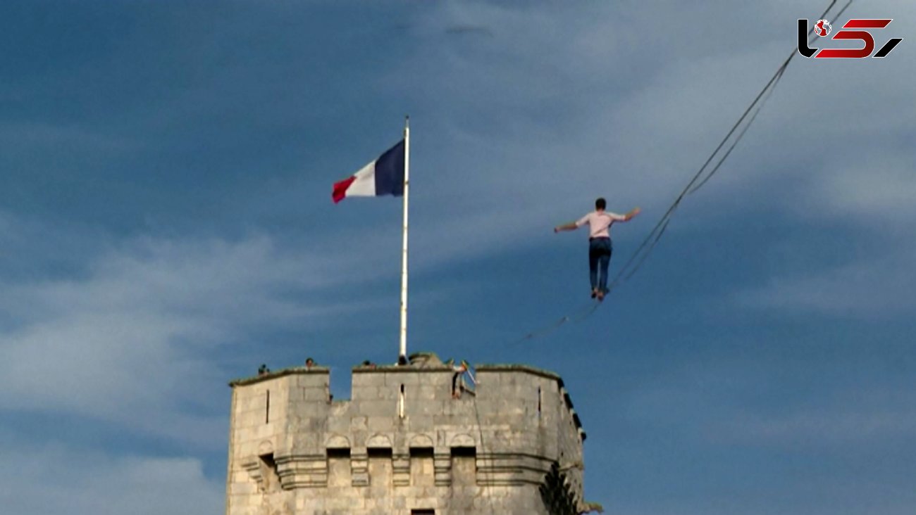 فیلم از رکوردشکنی  راه رفتن روی طناب / این مرد در ارتفاع ۵۰ متری چه کرد؟