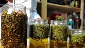 فیلم طرز تهیه روغن های طبیعی رزماری، آویشن و فلفل قرمز با روش خانگی