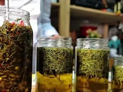 فیلم طرز تهیه روغن های طبیعی رزماری، آویشن و فلفل قرمز با روش خانگی