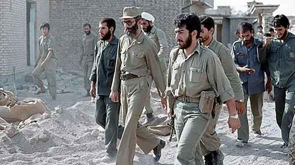 عکس رهبر شهید انقلاب در جبهه های جنگ تحمیلی در میان زرمندگان 