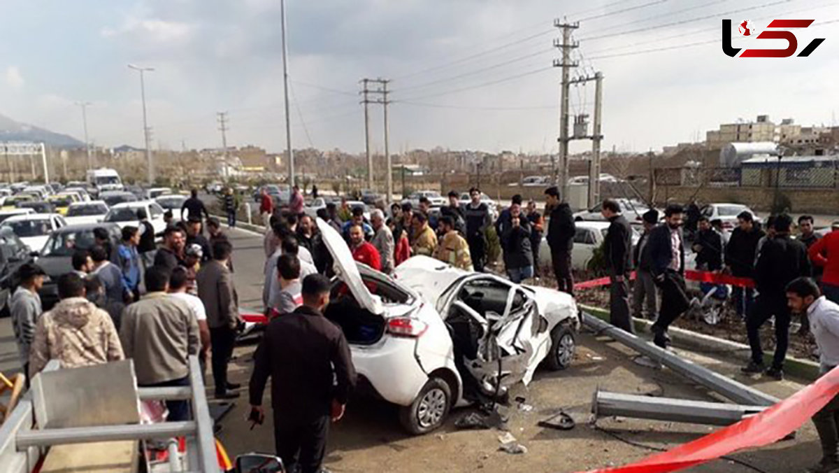 جان دادن 2 جوان در خودروی تیبا مچاله شده بر اثر برخورد با تیر چراغ برق+عکس