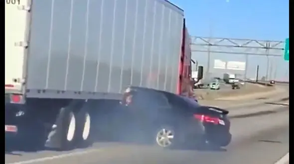 ببینید / ویدئویی از حرکت عجیب یک تریلی در بزرگراهی در آمریکا / خودروی لوکس مچاله شد