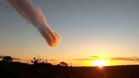 ابر اسرارآمیز در آسمان همه را شگفت زده کرد + فیلم و عکس