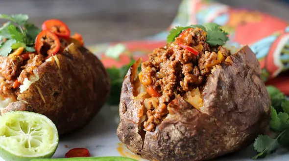 دستور تهیه سیب زمینی تنوری شکم پر در خانه