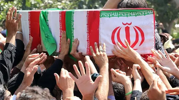 مادر شهید به فرزندانش پیوست