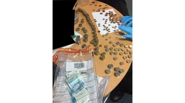 رها کردن تختخوابی پوشیده از حشیش و پول در خیابان + عکس