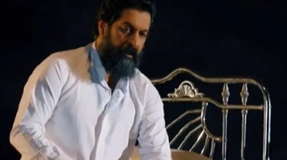 فیلم / نگاهی بر موزیک ویدیوی حیف کامران تفتی که درست مثل عروسی‌اش پرسروصدا بود / لوکیشن: نشسته روی تختخواب و پاها داخل آب!