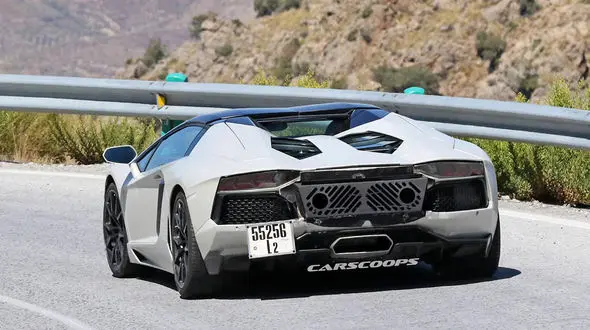 غول لامبورگینی آونتادور در راه است