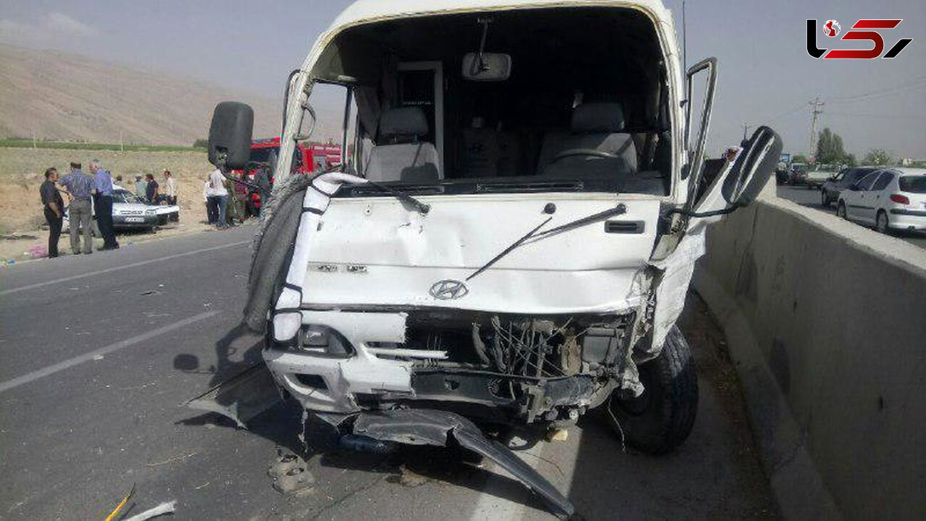 له شدن مینی بوس در تصادف با پراید در جاده شیراز! /  جسد قربانی حادثه از میان آهن پاره ها خارج شد + عکس