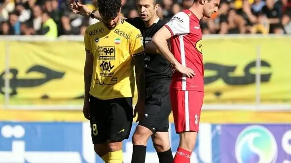 ورود دو جیمی جامپ به داخل زمین در بازی سپاهان - پرسپولیس + فیلم