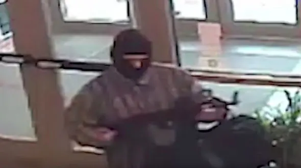 این دزد مسلح هر سال از یک بانک سرقت می کند و ... + تصاویر