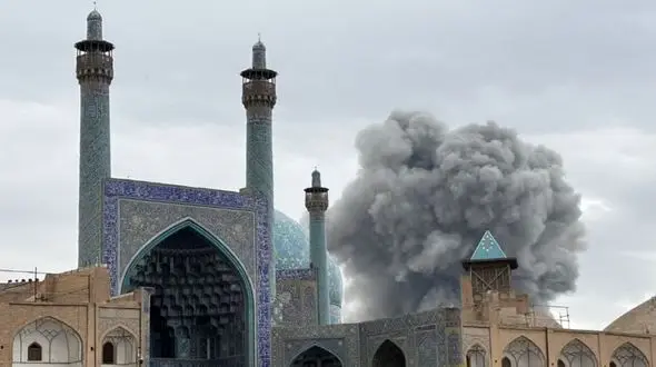  افزایش ۲ سانتی‌متری انحراف در مهم‌ترین ستون مسجد جامع عباسی بعد از بمباران اصفهان