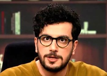 فیلم/ خنده با امیرحسین قیاسی: خانمه آرایش میکنه باهاش درس مثلا زندگی میده، با من آماده شید امروز می‌خواهیم بریم خونه مادرشوهرم