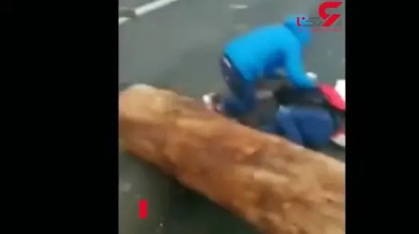 لحظه وحشتناک واژگون شدن تریلی بر روی موتورسوار+ فیلم