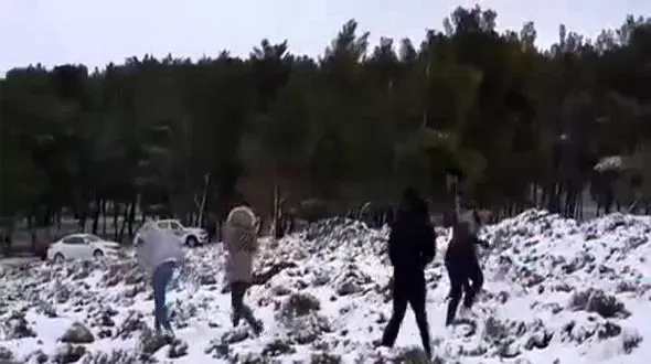 ذوق عجیب مردم لیبی از بارش برف + عکس