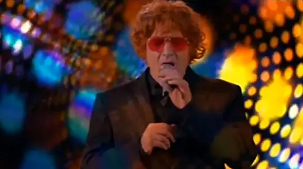 فیلم آواز خوانی بیژن بنفشه‌خواه با شمایل  همجنس‌گراها ! / باورتان نمی شود !