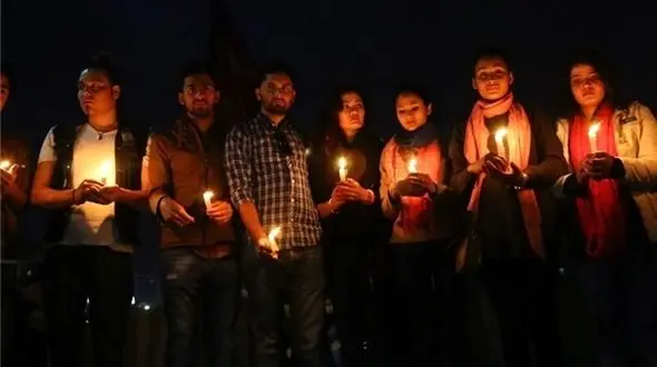 روشن کردن شمع به یاد قربانیان سقوط هواپیما + تصاویر