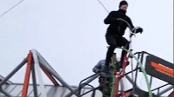 دوچرخه ای از این بلندتر نخواهید یافت + فیلم