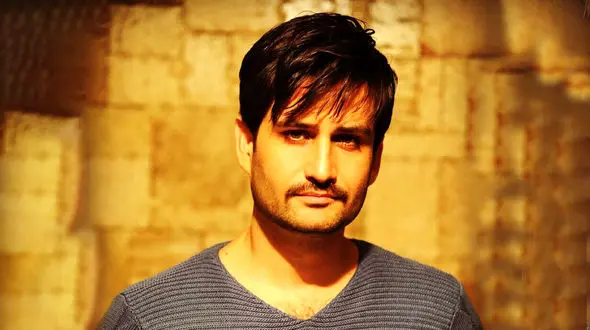 آقای بازیگر در کنار همسر شیک و پسر بانمکش + عکس های آتلیه ای 