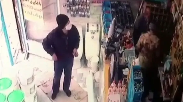 فیلم لحظه سرقت وقیحانه جلوی چشم فروشنده / رباط کریم 