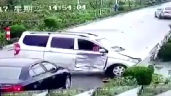 مرگ وحشتناک موتورسوار بر اثر تصادف شدید با ون + فیلم