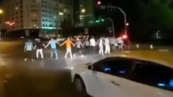 فیلم زیباترین رقص ایرانی وسط خیابان ! / پلیس فقط تماشاکرد !