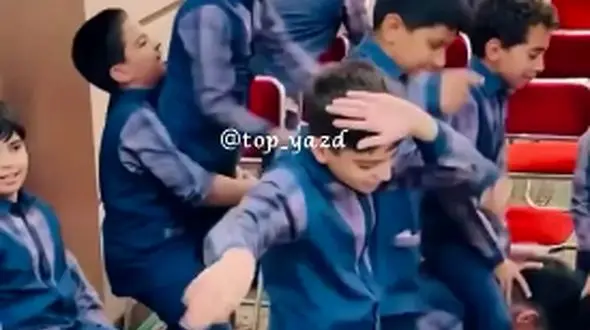 حرکت بامزه یک پسر بچه در جشن پایان تحصیل مدرسه