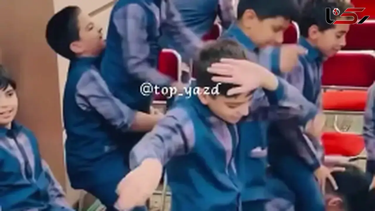 حرکت بامزه یک پسر بچه در جشن پایان تحصیل مدرسه