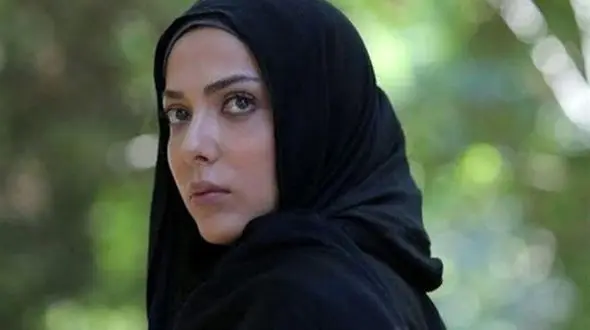 عکس بسیار زیبای لیلا اوتادی در دل کویر ! / شاهین هم به جذابیتش خیره شد !