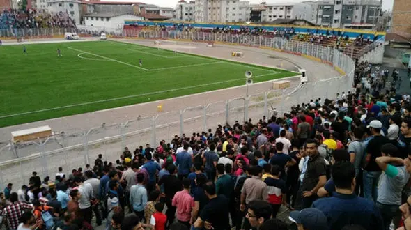 درگیری طرفداران تیم هوادار با خبرنگار گیلانی! + فیلم