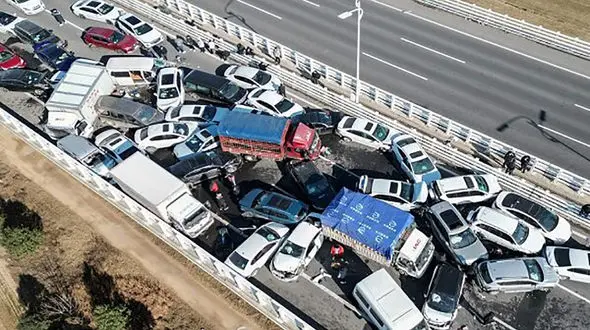 تصادف زنجیره‌ای در چین/ ۳۹ کشته و زخمی در اتوبان + علت