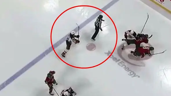 حمله عجیب بازیکن هاکی به داور + فیلم