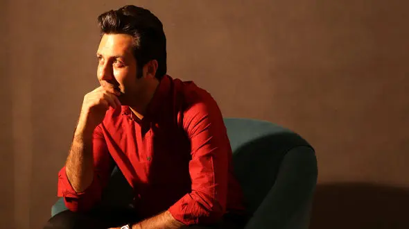 کمک کامبیز دیرباز به مجری تلویزیونی