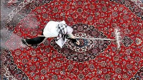 شستشوی فرش در منزل یا قالیشویی؟ کدام بهتر است؟