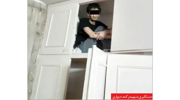 عکس عجیب / تبهکار مشهدی قبل از دار زدن خود در کمد دیواری دستگیر شد
