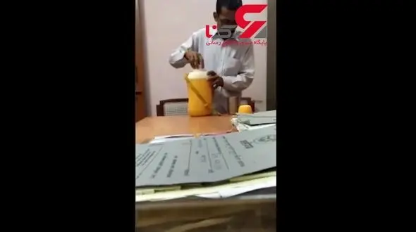 چایی که باعث اخراج آبدارچی شد + فیلم چندش آور