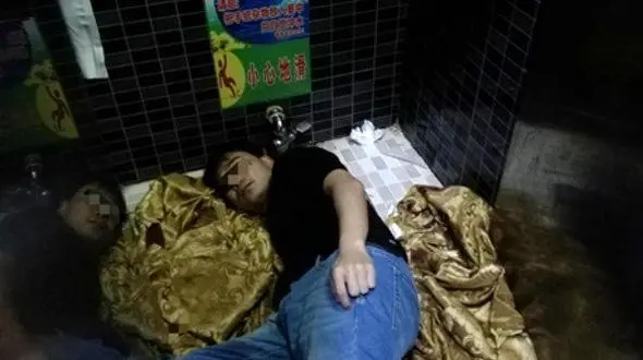 گرفتار شدن در توالت به خاطر آیفون 8! + عکس